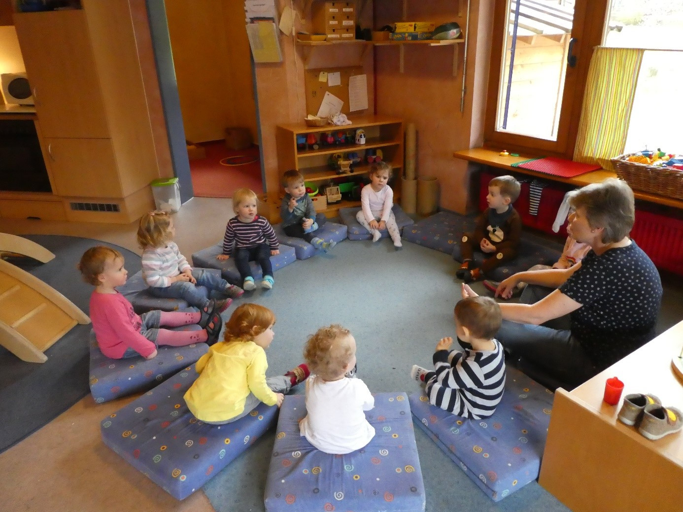                                                     Kleinkindgruppe des Kindergartens St. Elisabeth im Kreis                                    