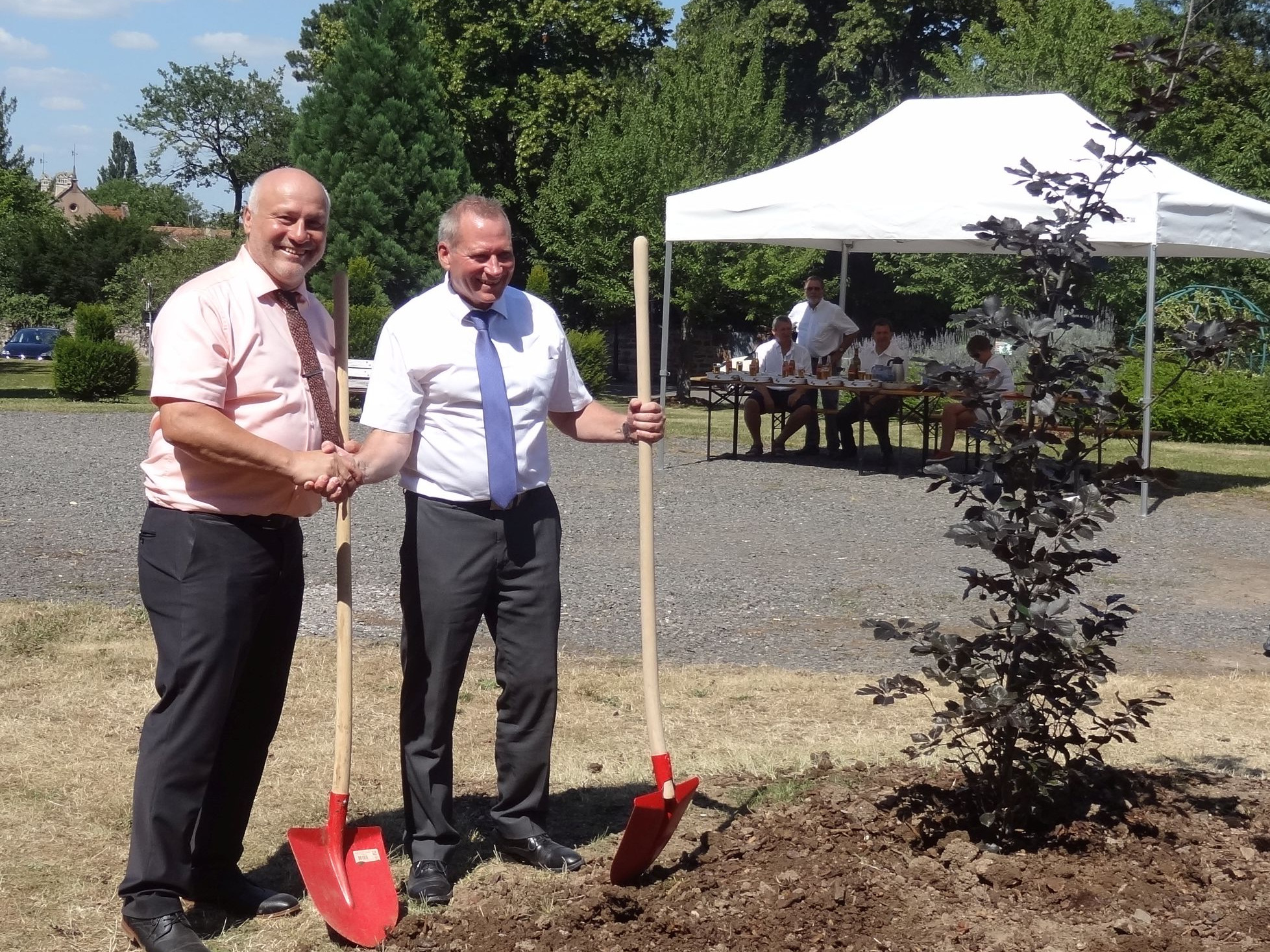                                                     Zum Zeichen der Freundschaft wurde durch die beiden Bürgermeister Claude Deybach (rechts) und Reinhard Schmälzle ein Baum gepflanzt                                    