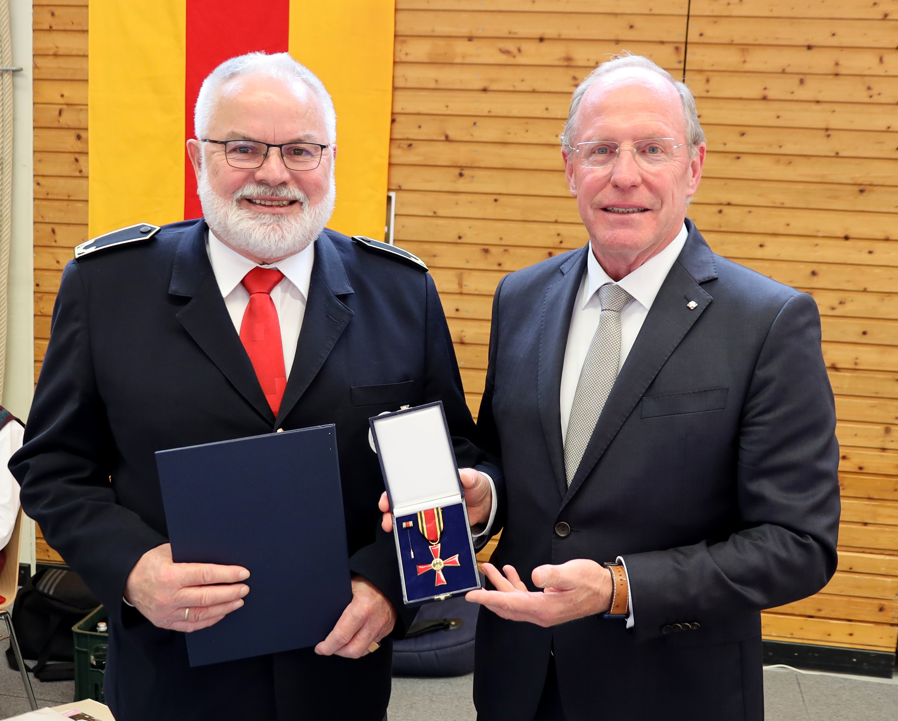  Foto von Roland Spether: Josef Steinel erhält das Verdienstkreuz am Bande der Bundesrepublik Deutschland von Staatssekretär Wilfried Klenk. 