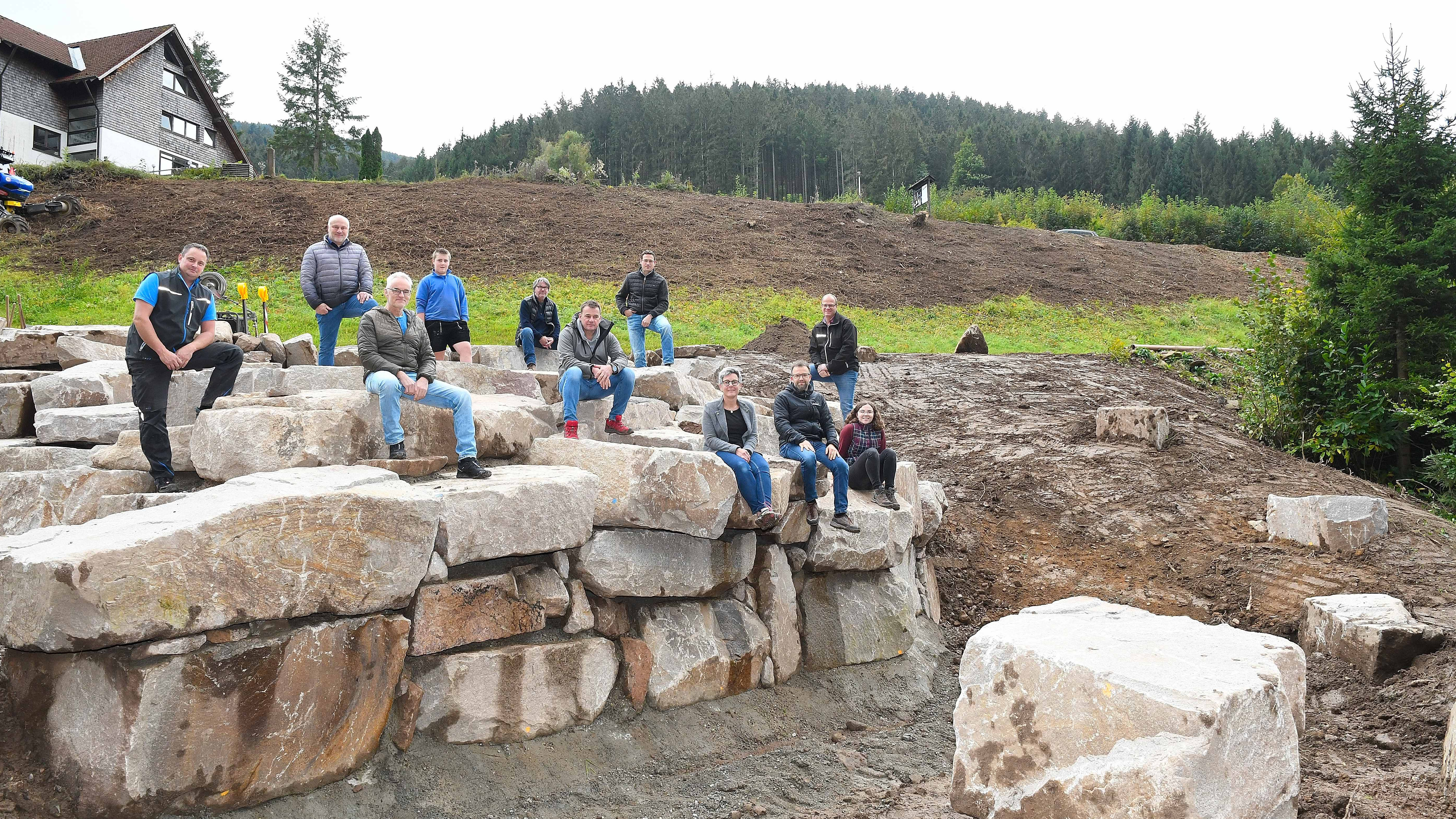                                                     Die Projektleiter und Sponsoren begutachteten zusammen mit Bürgermeister Reinhard Schmälzle die Steinformation für den Kletterberg.                                     