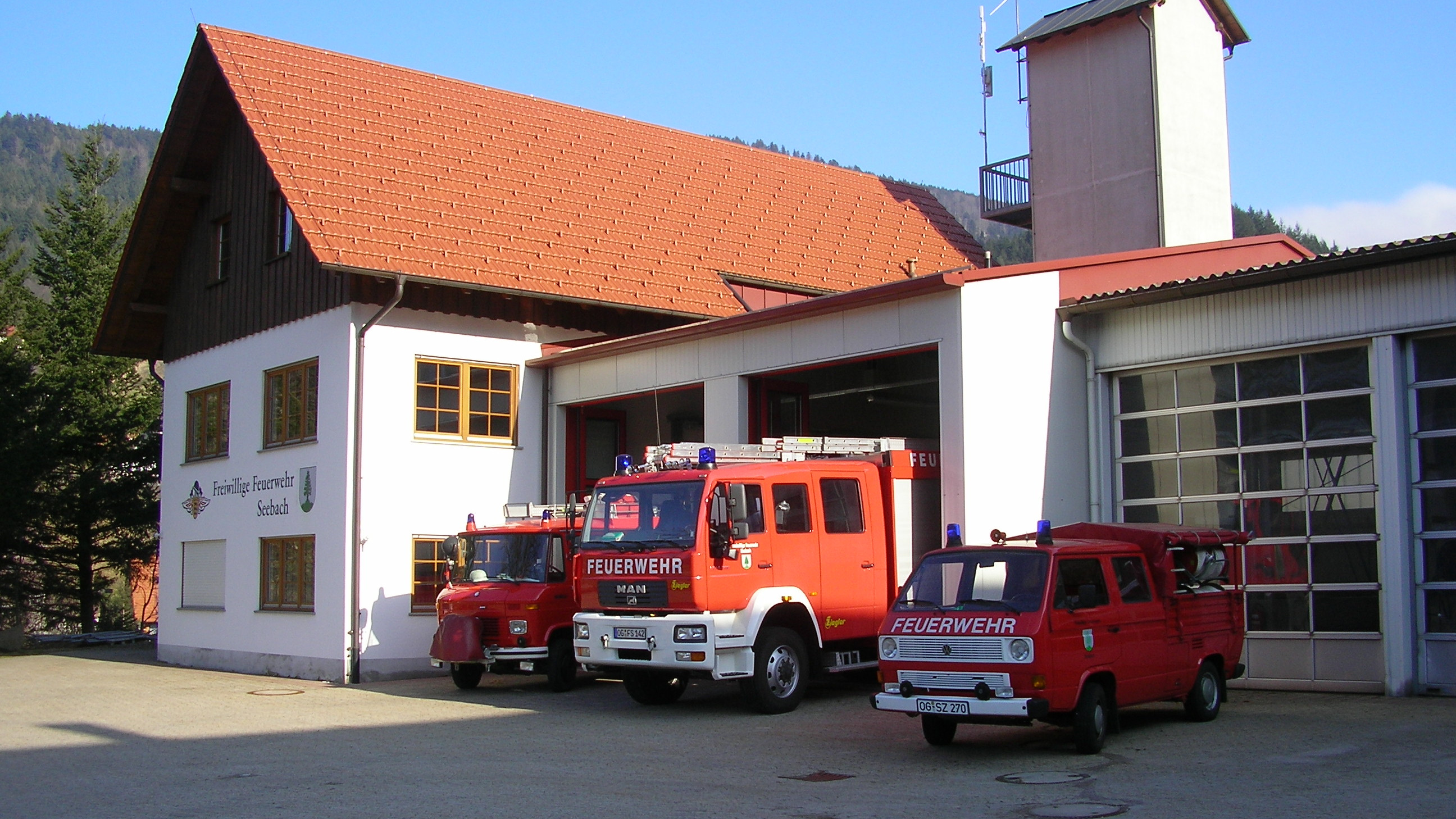                                                     Feuerwehrgerätehaus mit Fahrzeugen                                    