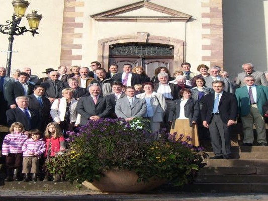  Gruppenbild vor der Kirche in Ottrott beim Partnerschaftstreffen 2008 